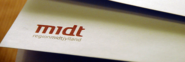kuvert med Region Midtjyllands logo