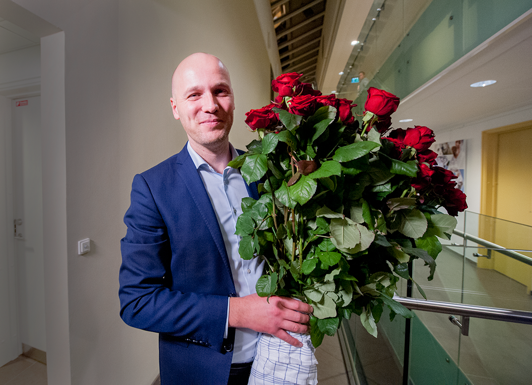 Gå til stort billede af Anders Kühnau med blomster