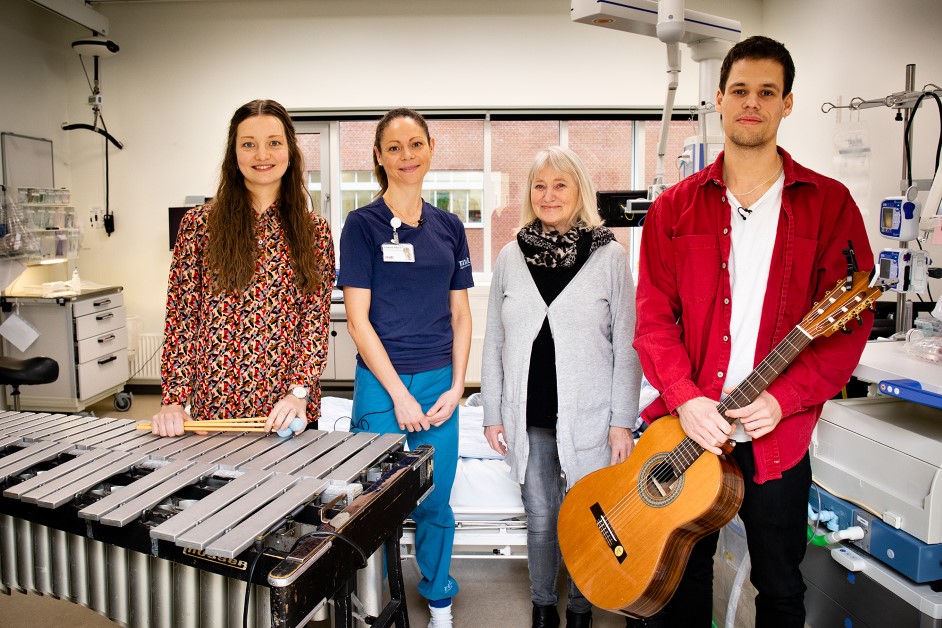 Musikstuderende spiller på Intensiv på Aarhus Universitetshospital