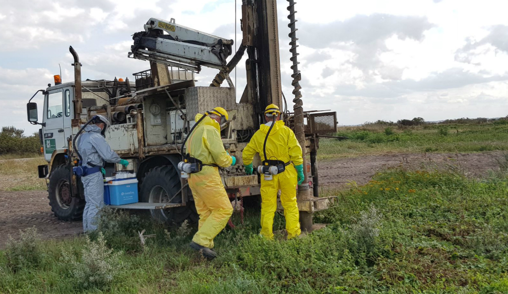 I 2018 blev der taget i alt 570 jordprøver og herudover grundvandsprøver. Prøver udgør grundlaget for den nye rapport omkring forureningen på den gamle fabriksgrund. Foto: Region Midtjylland. 