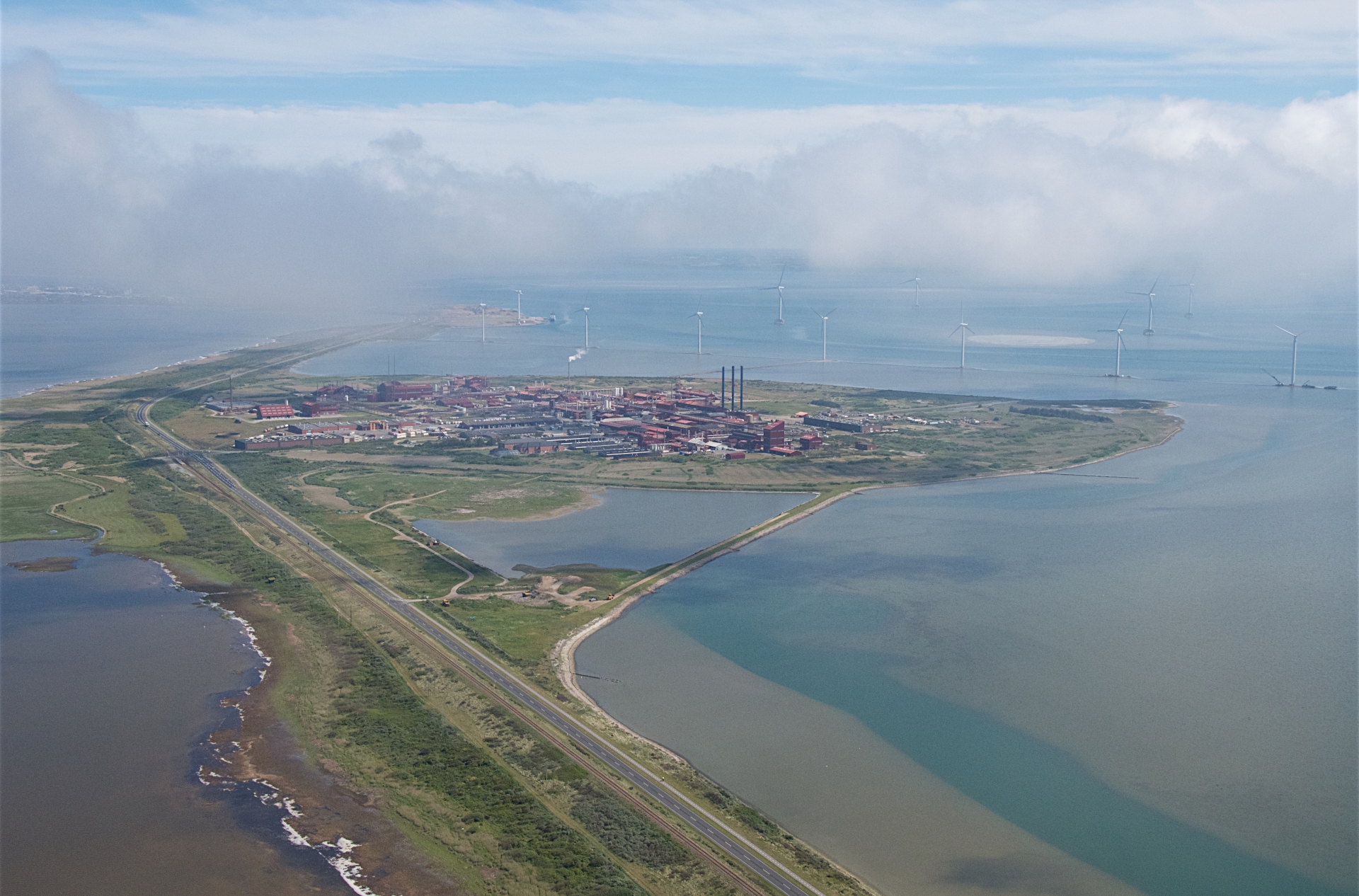 Luftfoto over Rønland fra 2019 med den gamle fabriksgrund i forgrunden. Foto: Region Midtjylland (Torsten Christensen)