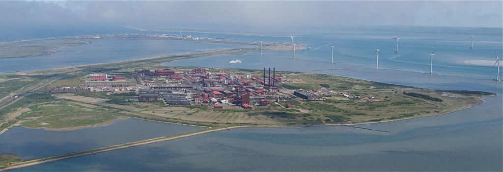 Luftfoto over Rønland fra 2019 med den gamle fabriksgrund i forgrunden. Foto: Region Midtjylland (Torsten Christensen)