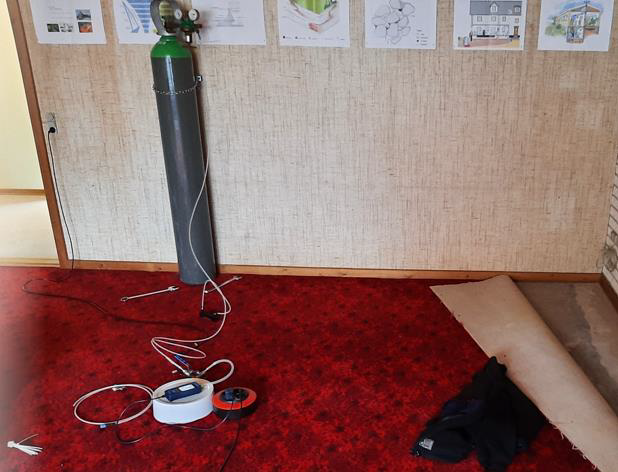 Sonde til at pumpe sporgas ind under et hus