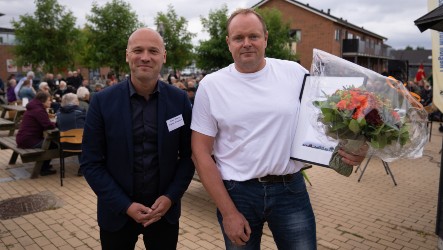 Billede af to mænd ved overrækkelse af Landsbyprisen 2021