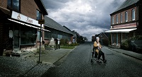 Ældre kvinde med rollator i øde by
