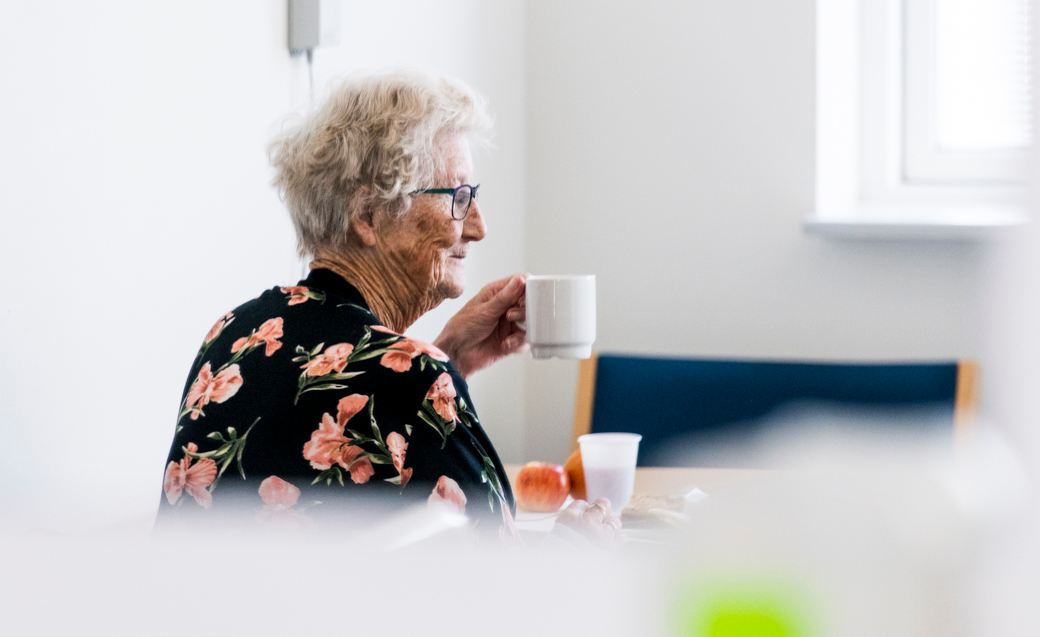 Ældre patient der spiser alene på regionshospitalet i Viborg