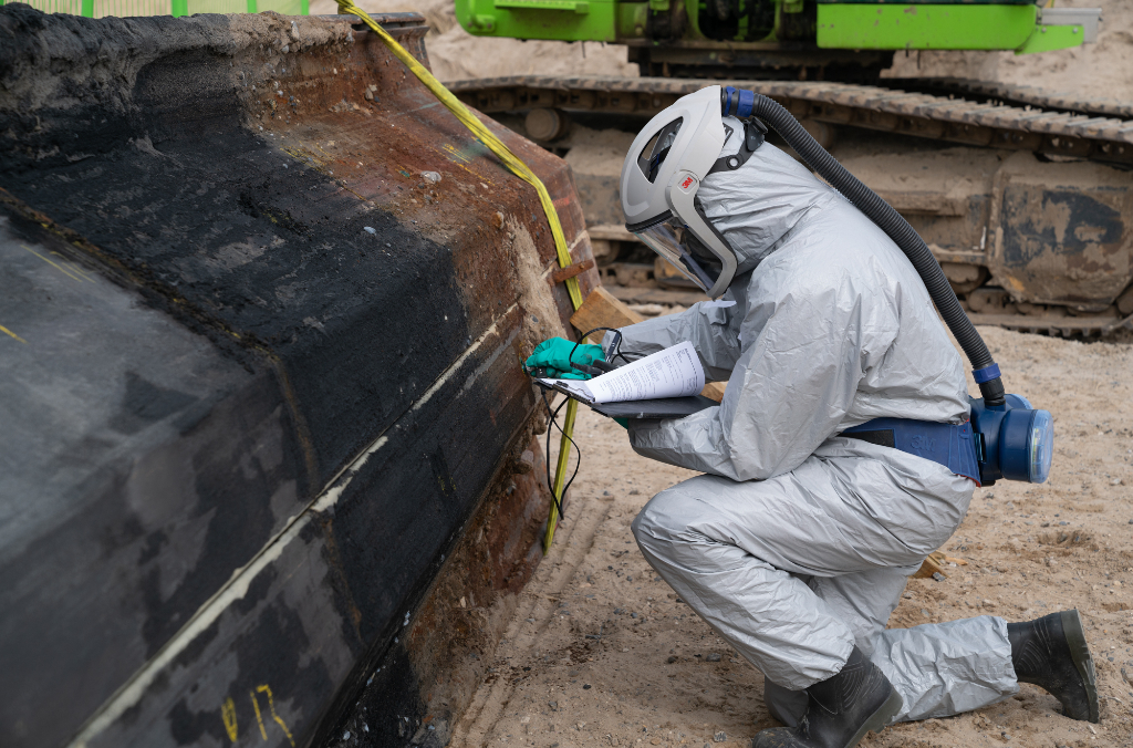 Foto af en ingeniør undersøger den spunsplade, der er trukket op fra kemikaliedepotet. Foto: Region Midtjylland